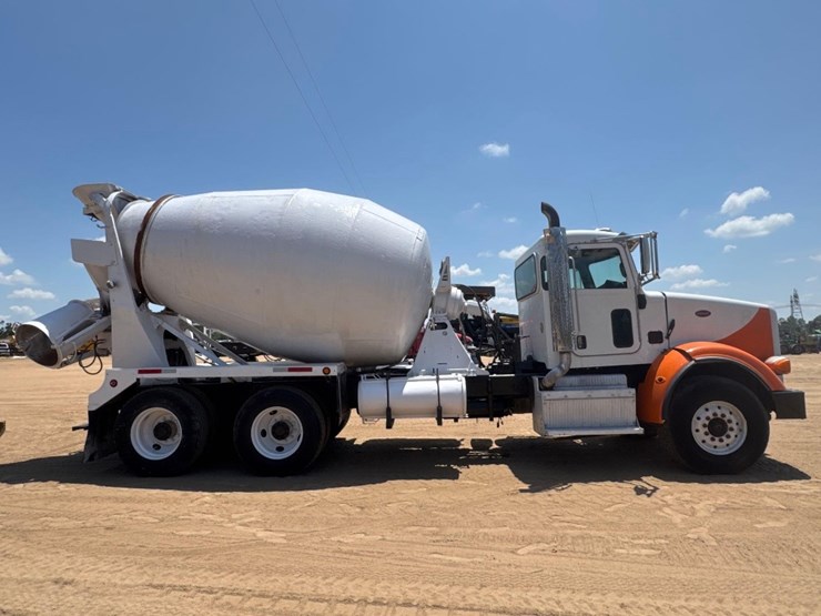 2015-peterbilt-class-8-cement-mixer-truck-image-5
