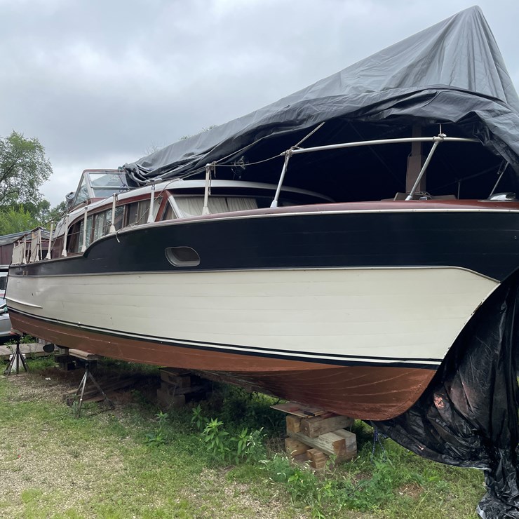 #1069 • 1957 Chris Craft Bull Nose Constellation (Onalaska, WI)