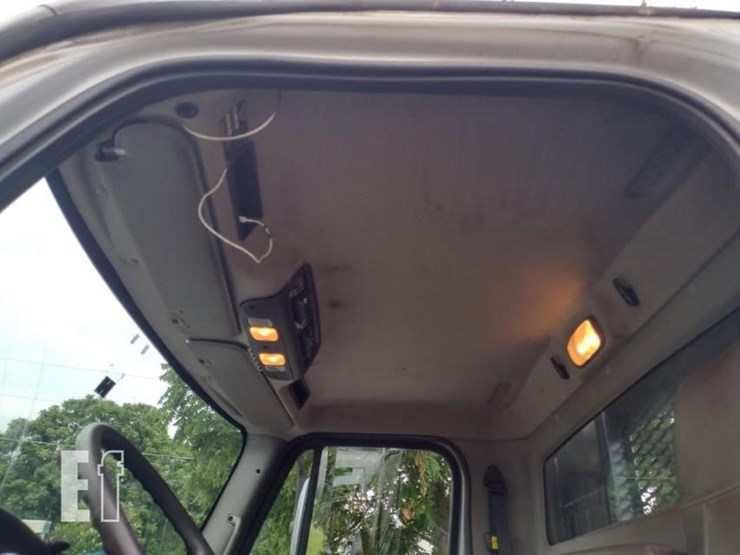 2015-freightliner-business-class-m2-106-image-18