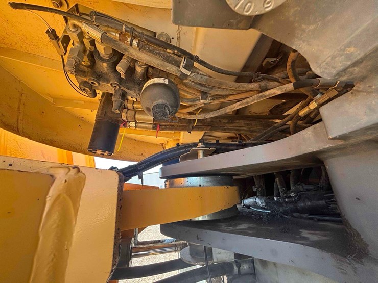 2017-liebherr-l586-image-17
