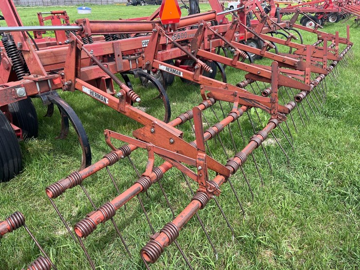case-ih-5600-image-16