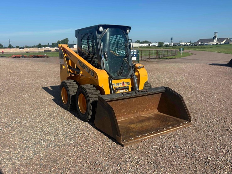 mustang-1900-skid-steer-image-2