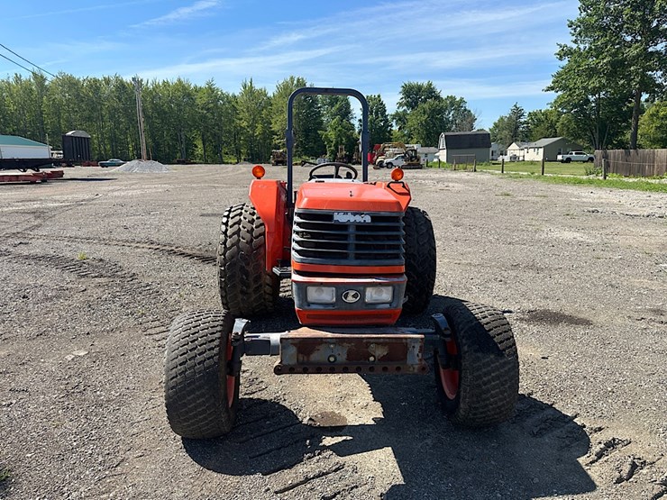 kubota-m9500-tractor-image-2