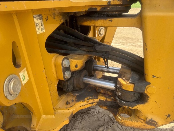 2019-caterpillar-440-image-13