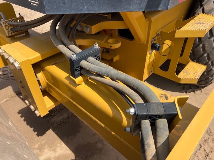 2022-caterpillar-cs44b-image-10