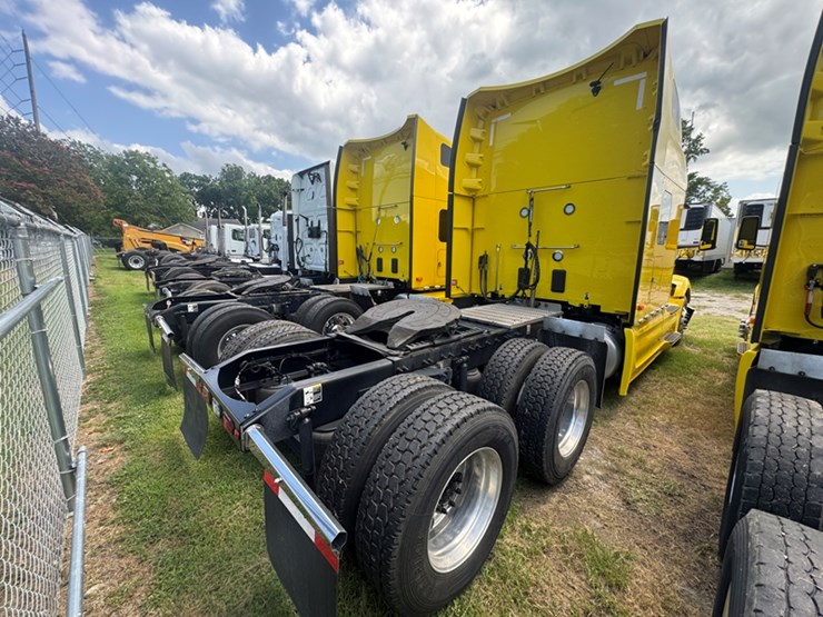 2023-peterbilt-579-image-4