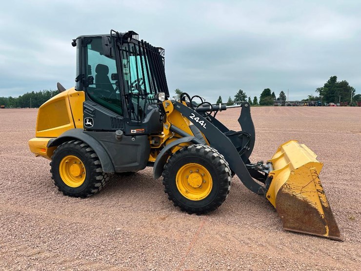 2019-deere-244l-image-3