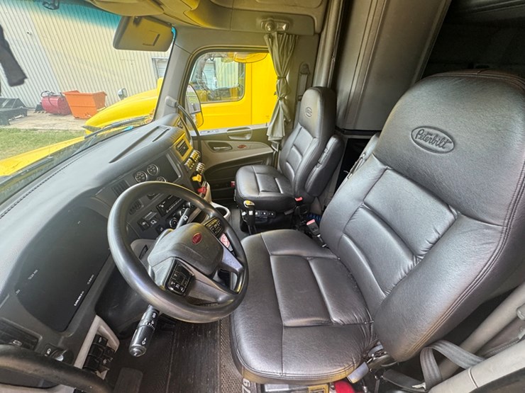 2023-peterbilt-579-image-5