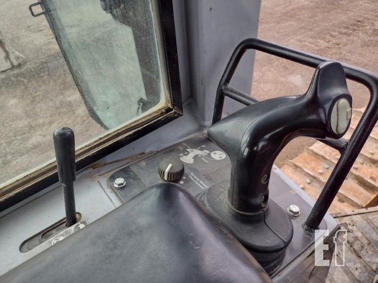 2004-deere-650h-xlt-image-11