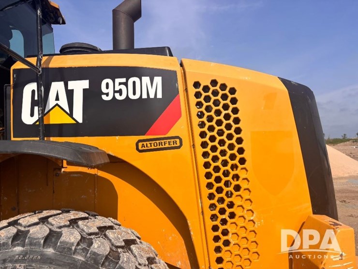 2014-caterpillar-950m-image-38