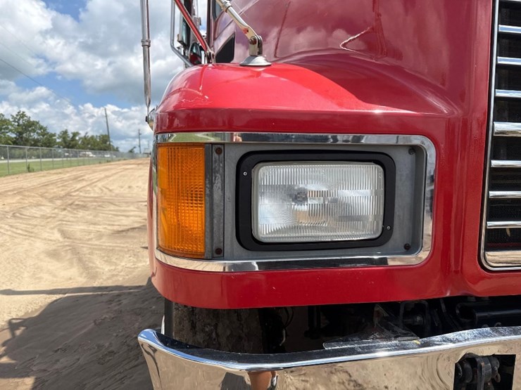 2012-mack-chu613-day-cab-flat-top-road-tractor-image-20