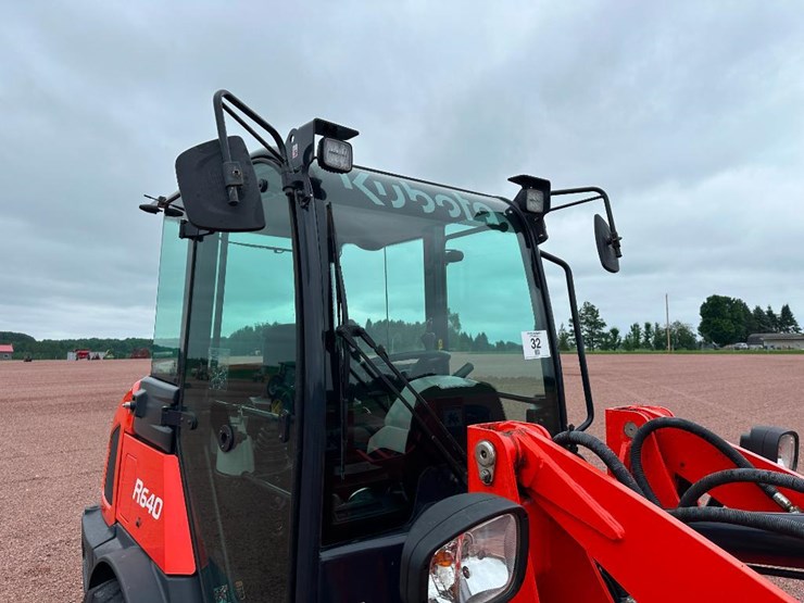 2021-kubota-r640-image-14