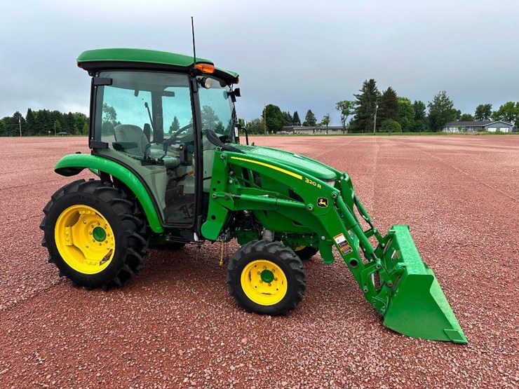 2022-john-deere-3046r-image-3
