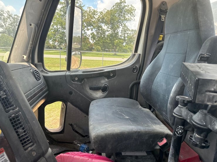 2014-freightliner-s/a-service-truck-image-36
