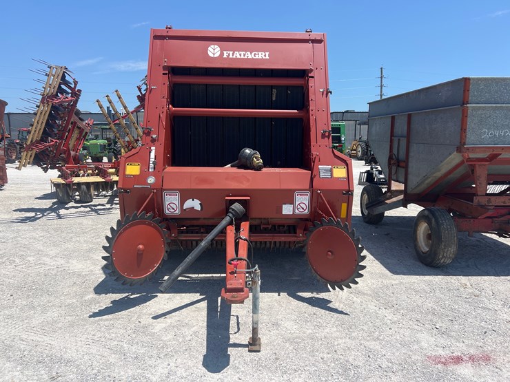 hesston-560-image-2