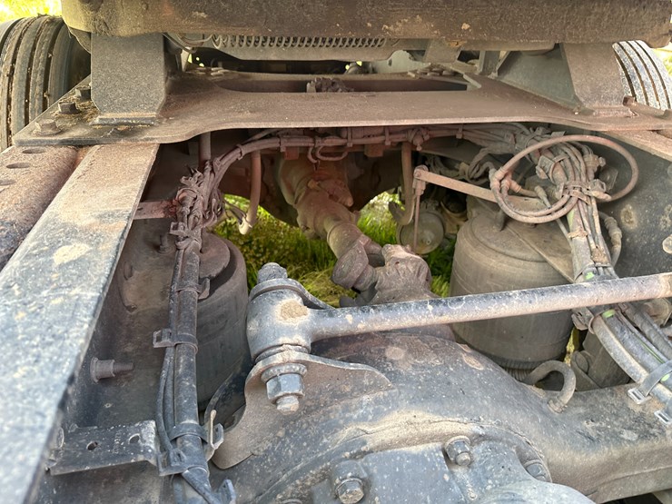 2013-volvo-10-image-39