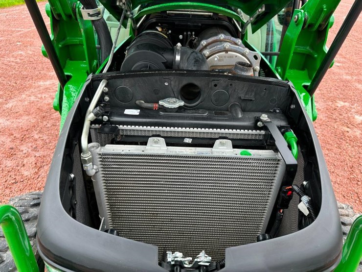 2018-john-deere-4052r-image-35