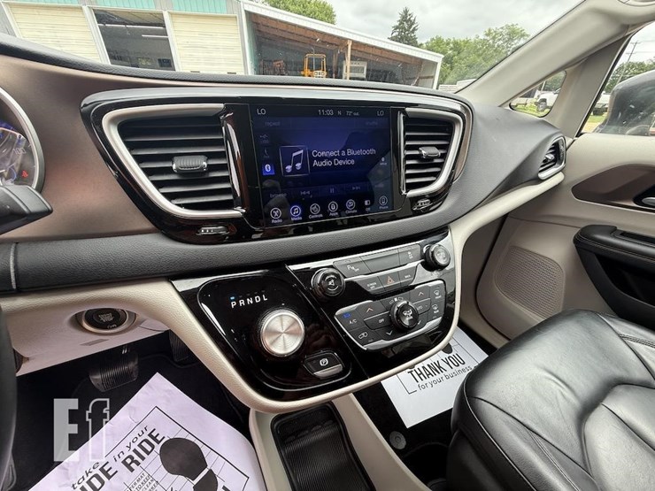2017-chrysler-pacifica-image-11