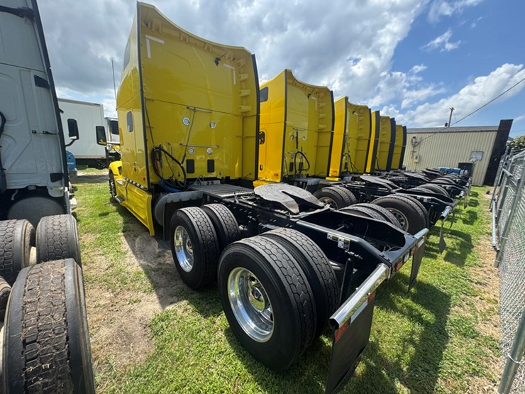 2023-peterbilt-579-image-4