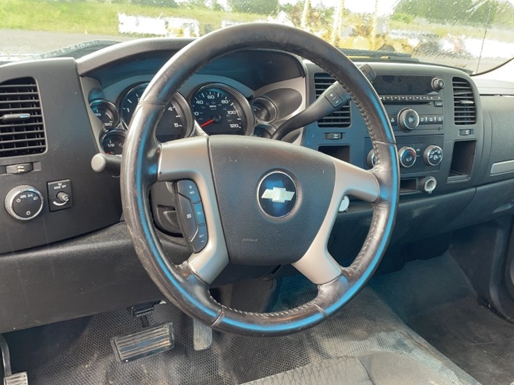 2011-chevrolet-3500-image-16