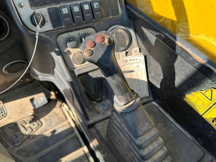 2011-jcb-541-70-image-26