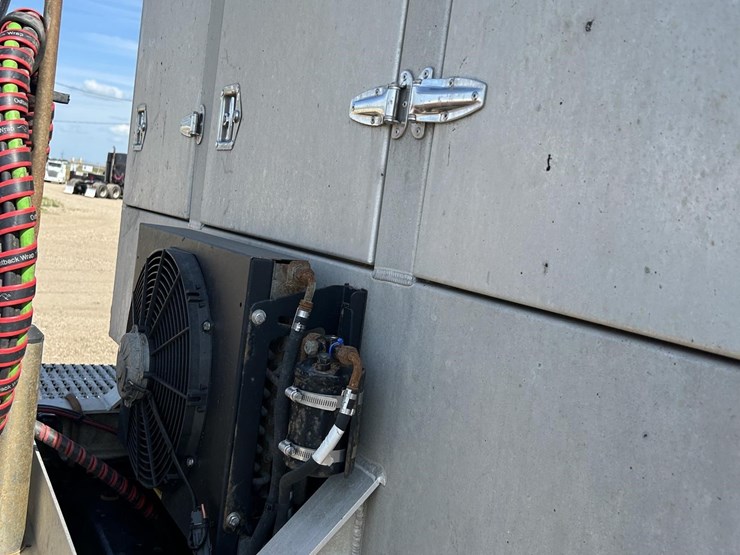 2020-peterbilt-567-image-32