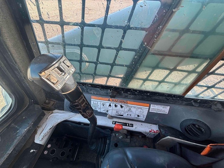 2008-bobcat-t320-image-16