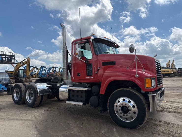 2012-mack-chu613-day-cab-flat-top-road-tractor-image-4