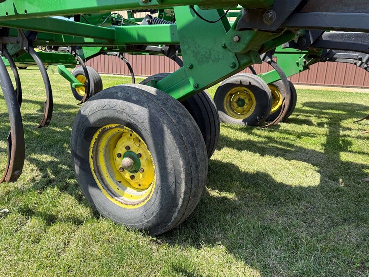 2011-john-deere-2410-image-39