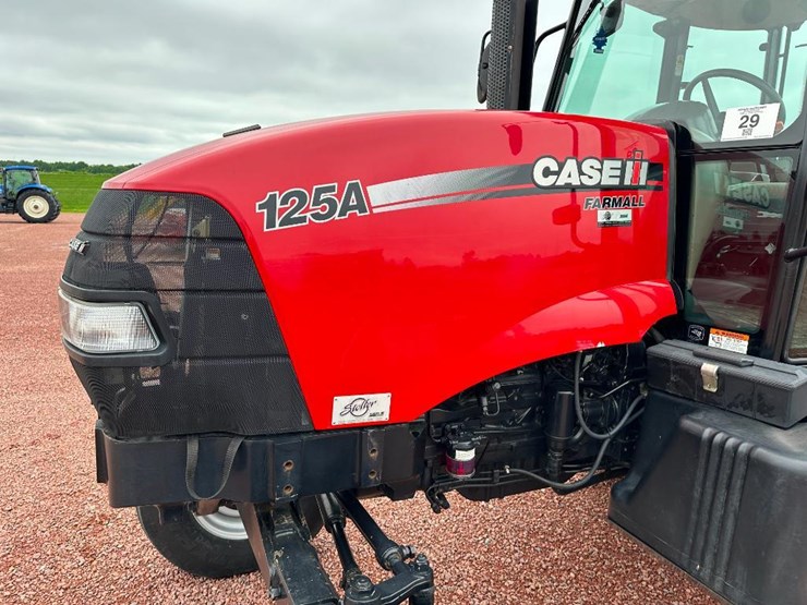 2015-case-ih-farmall-125a-image-28