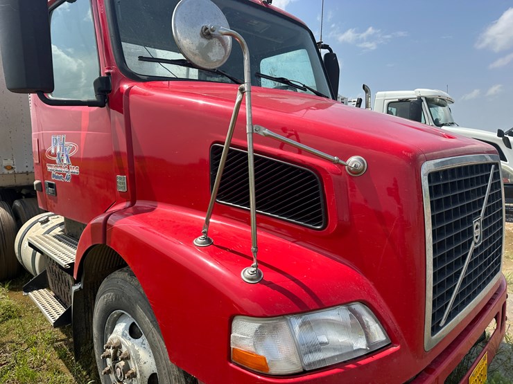 2013-volvo-10-image-24