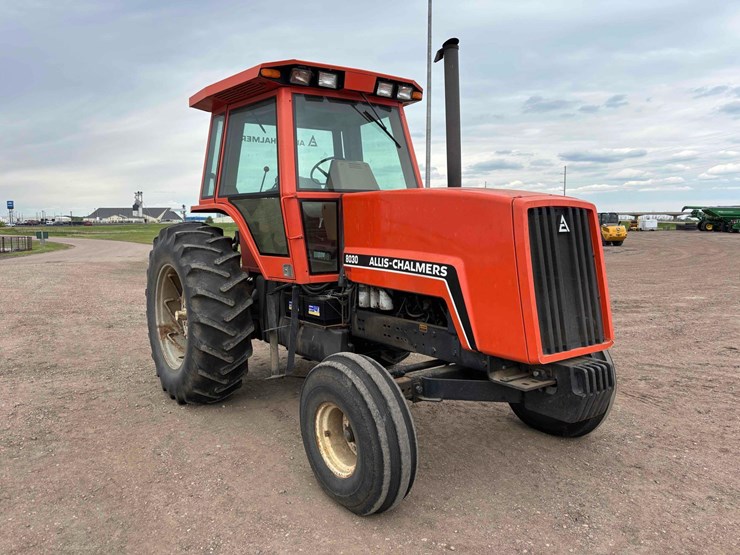 1982-allis-chalmers-8030-tractor-image-2