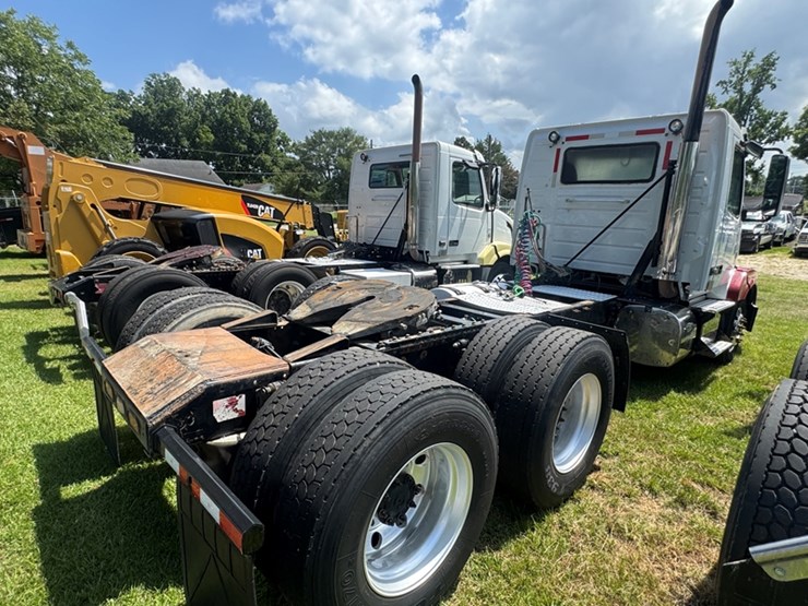 2015-volvo-vnl64t---d13-with-405-hp---10-sp-588,720-miles-showing-- 4v4nc9eg7fn933949-image-4