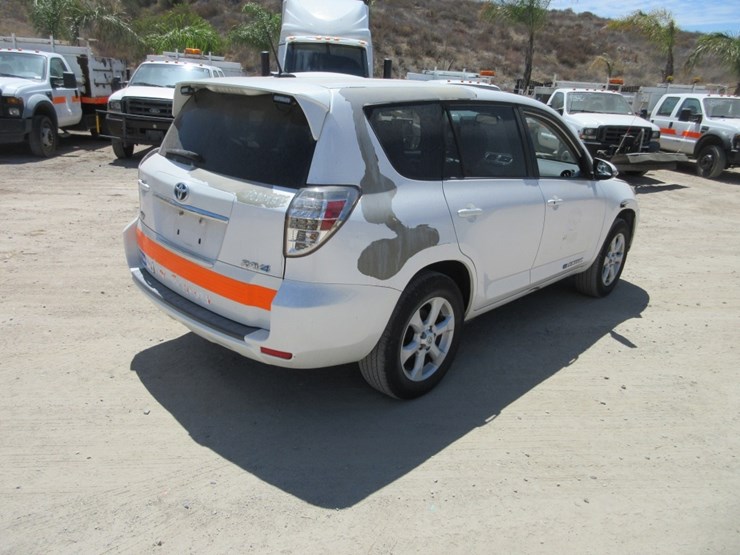 2014-toyota-rav4-image-3