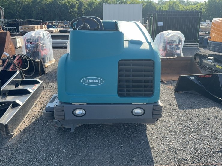 #2036-•-tennant-m20es-floor-scrubber-image-2