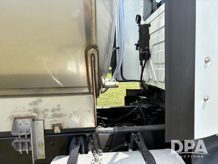 2018-ihc-lt-625-liquid-nurse-truck-(pz13706)-image-10