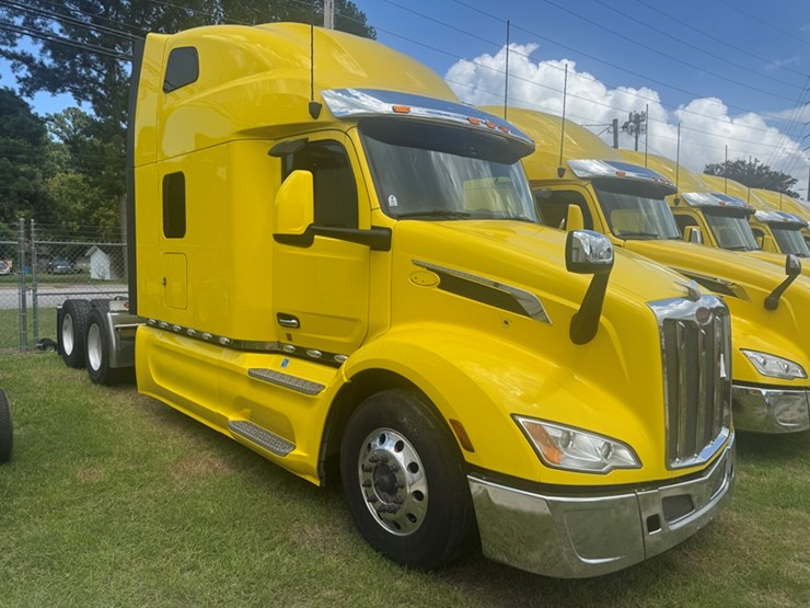 2023-peterbilt-579-image-2