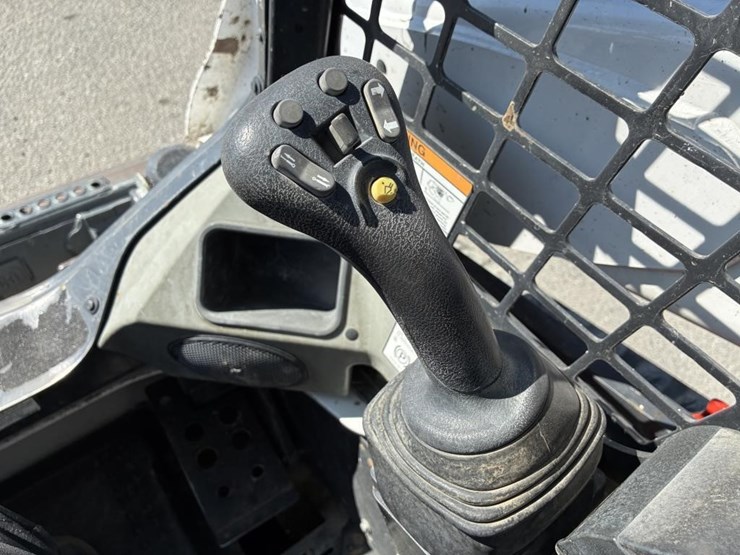 2019-bobcat-t740-image-15