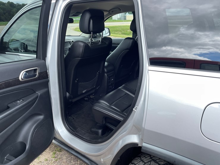 2011-jeep-grand-cherokee-laredo-image-24