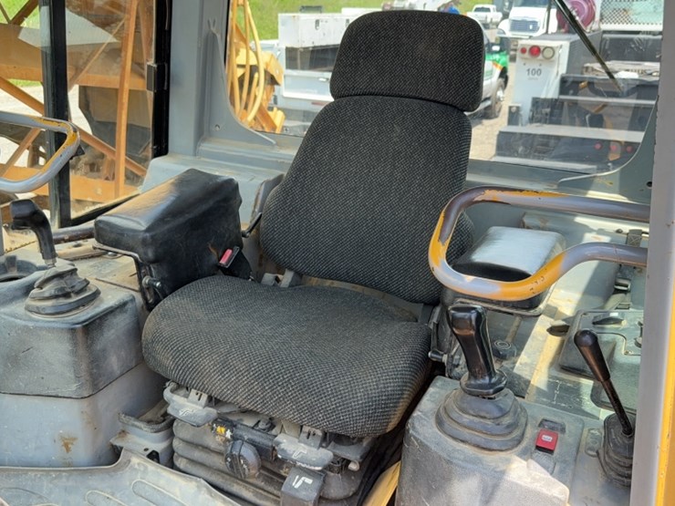2004-caterpillar-d5g-xl-image-13