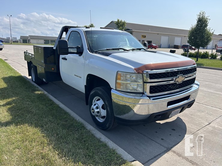 2011-chevrolet-3500hd-image-3