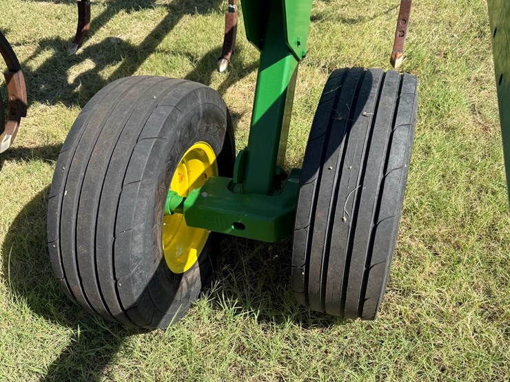 2022-john-deere-2430-image-16