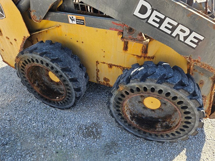 2019-deere-318g-image-16