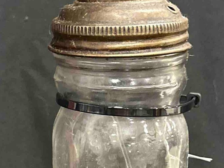 1016---marquette-quart-oil-bottle-image-3