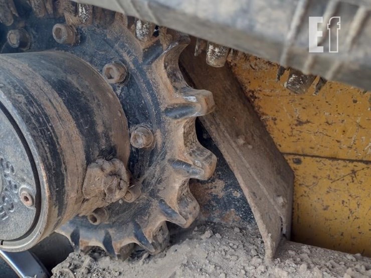 deere-323d-image-21