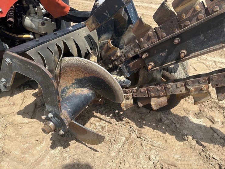 ditch-witch-r300-image-12