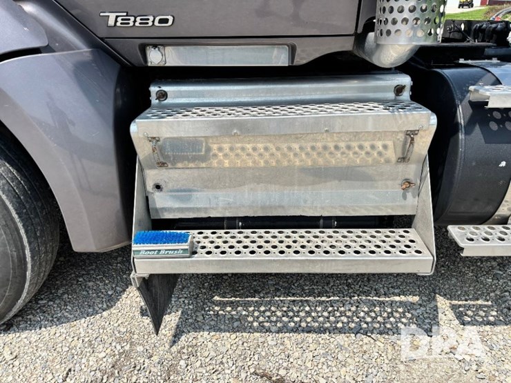 2016-kenworth-t880-image-25