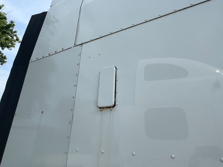 2015-peterbilt-579-image-100