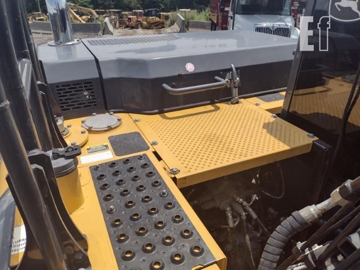 2020-deere-130g-image-43