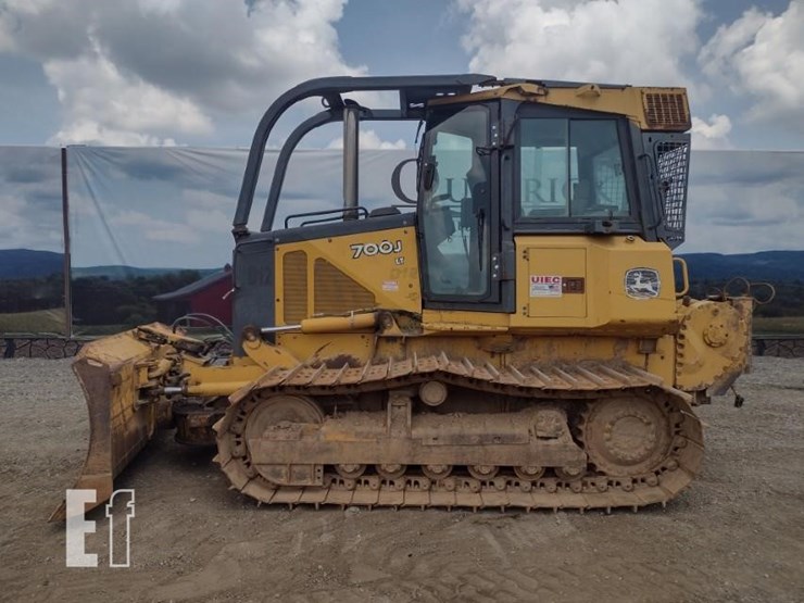 2006-deere-700j-lt-image-1